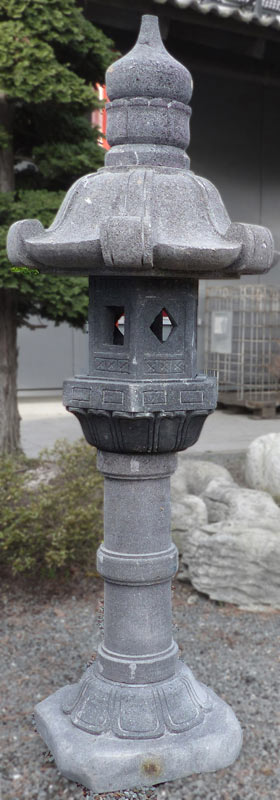 Lanterne en pierre de lave - Kasuga  (140 cm)