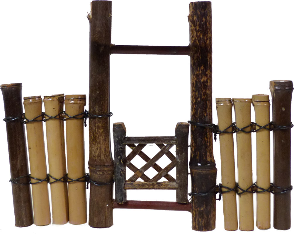 Handgefertigter Zaun aus unterschiedlich gefärbtem Bambus.

ca. 26 x 20 cm