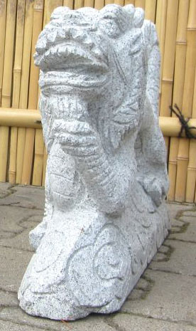 Dieser chinesische Drache - ein handgefertigtes Einzelstück aus Granit - beschützt Ihren Garten.

Gewicht: 40 kg