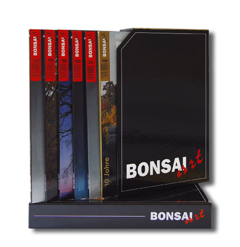 Sie erhalten eine Bonsai-Art Sammelbox mit 6 Heften nach Wahl. Bitte notieren Sie sich die gewünschten Heftnummern und schreiben Sie diese während des Bestellvorgangs in das Textfeld. 