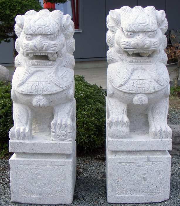 Höhe: ca. 100 cm
Gewicht: 460 kg (Paar)
 

Fu-Löwen oder Fu-Hunde, auch Drachenhunde genannt, sind eine Kreuzung aus Löwe, Hund und Drache und treten paarweise auf. Als Wächterlöwen schützen sie Ihr persönliches Umfeld, als Tempellöwen sakrale Stätten und