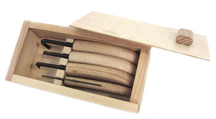 Das Set besteht aus 4 Werkzeugen mit Echtholzgriff, die in einem Holzkästchen (20 x 10 x 5 cm) komfortabel aufbewahrt werden.
Aus Tschechien.