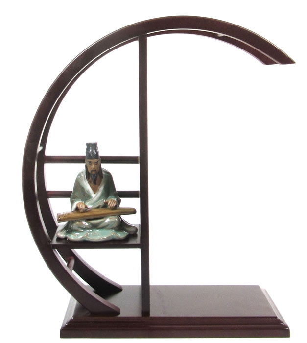 Dieses stilvolle Regal ist besonders zur Mame- und Shohin-Präsentation geeignet. 
Mit Figur.

Höhe: 33 cm
Standfläche: 24 x 11 cm