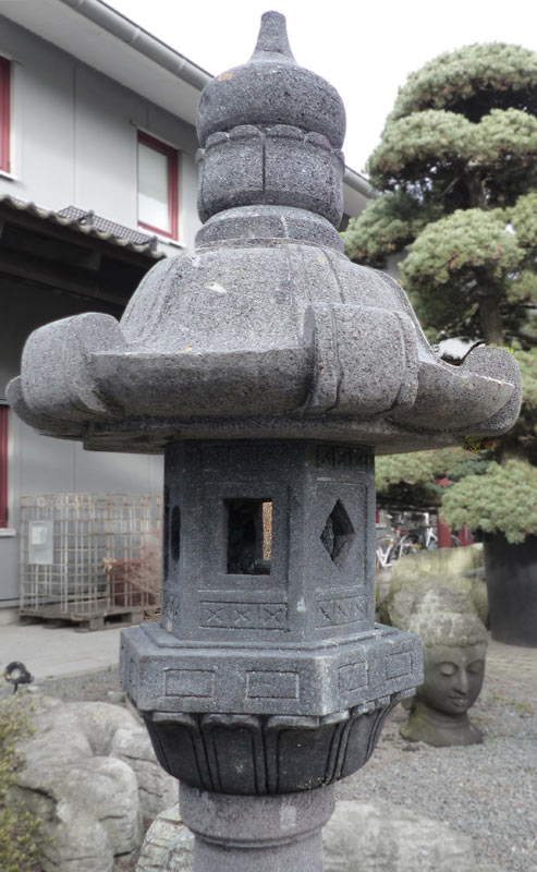 Lanterne en pierre de lave - Kasuga  (140 cm)