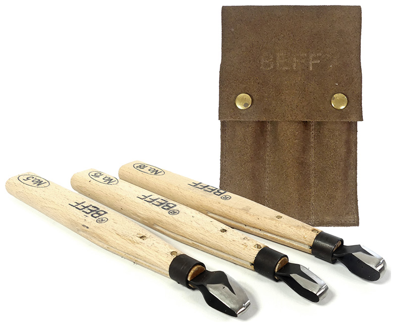 Das Set besteht aus 3 Werkzeugen mit Echtholzgriff, die in einer Tasche aus Wildleder komfortabel aufbewahrt werden.
Länge der Werkzeuge:
No. 5: 17,5 cm
No. 15: 17 cm
No. 18: 17 cm
