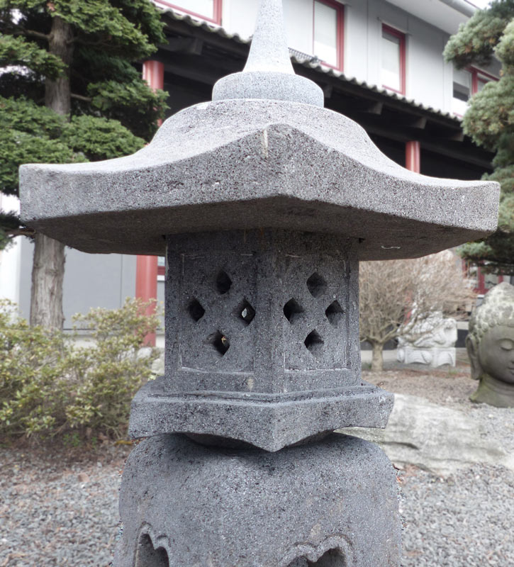 Lanterne en pierre de lave - Yukimi (90 cm)