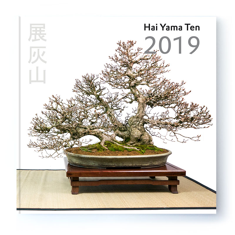 Der offizielle Ausstellungskatalog zur Hai Yama Ten 2019: 
Alle Bäume der Ausstellung sind hier dokumentiert.

76 S., farbig, 21 x 21 cm, Hardcover.