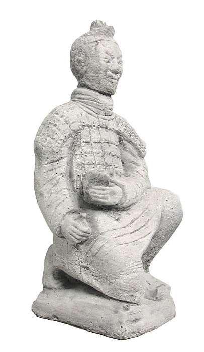 Guerrier (à genoux) en pierre artificelle