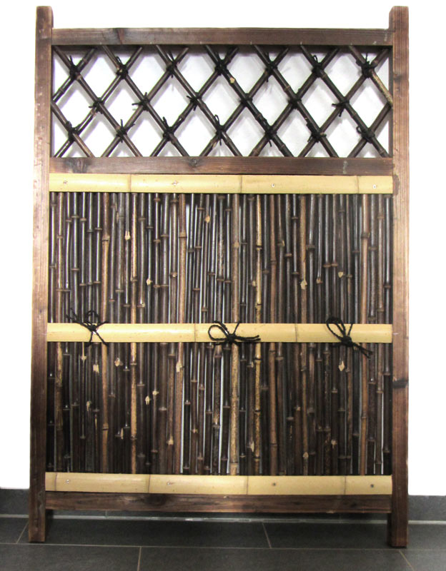 Zaunelement aus Bambusrohren.
Rahmen aus Holz.