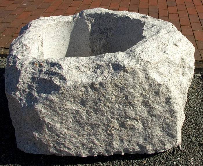 Pflanzgefäß aus massivem Granit.

Innenmaße: ca. 45 x 45 x 35 cm
 

Die Unterseite ist gerade geschnitten; somit kann das Gefäß problemlos z.B. auf einer Terrasse aufgestellt werden.
An der Unterlaufe befinden sich Bohrlöcher (Durchmesser: 5 cm), durch di