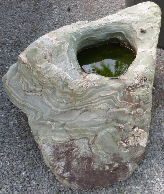 Außergewöhnliches Wasserbecken aus grünlichem Stein mit Maserung, individuell bearbeitet - ein Blickfang für jeden Garten. Herkunft: Japan.